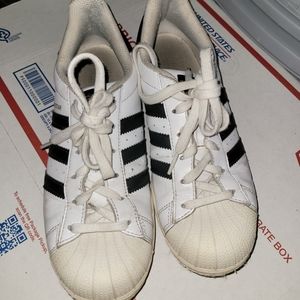 Size 7 Adidas Super Star Shoes